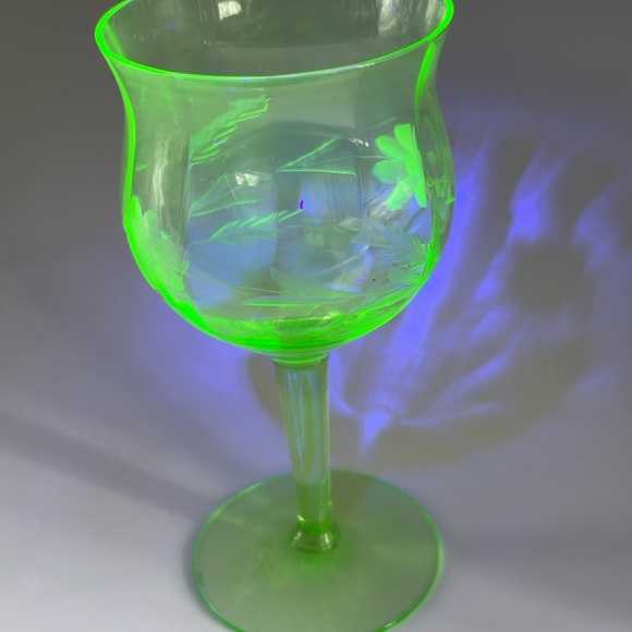 Art Deco wine uranium wine glasses simple with garland 1 Glass - Picture 2 of 11